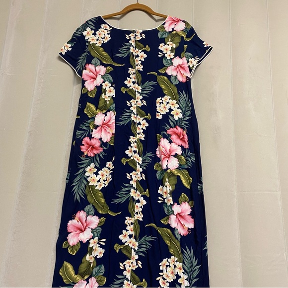 Iolani Women’s Dress Medium Hawaiian Floral Midi Shift Resortwear Feminine - Picture 8 of 11